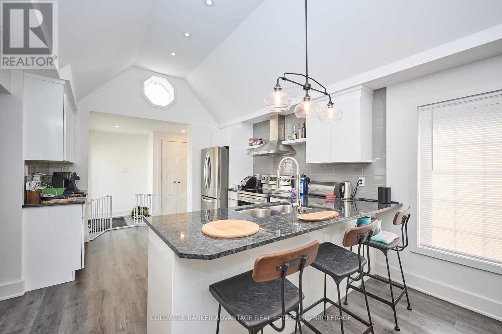 71 Deere Street, Welland, Ontario  L3B 2L7 - Photo 5 - X12464893