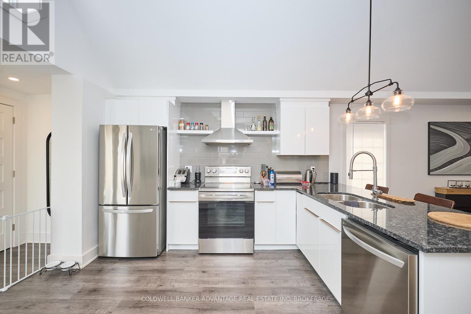 71 Deere Street, Welland, Ontario  L3B 2L7 - Photo 6 - X12464893