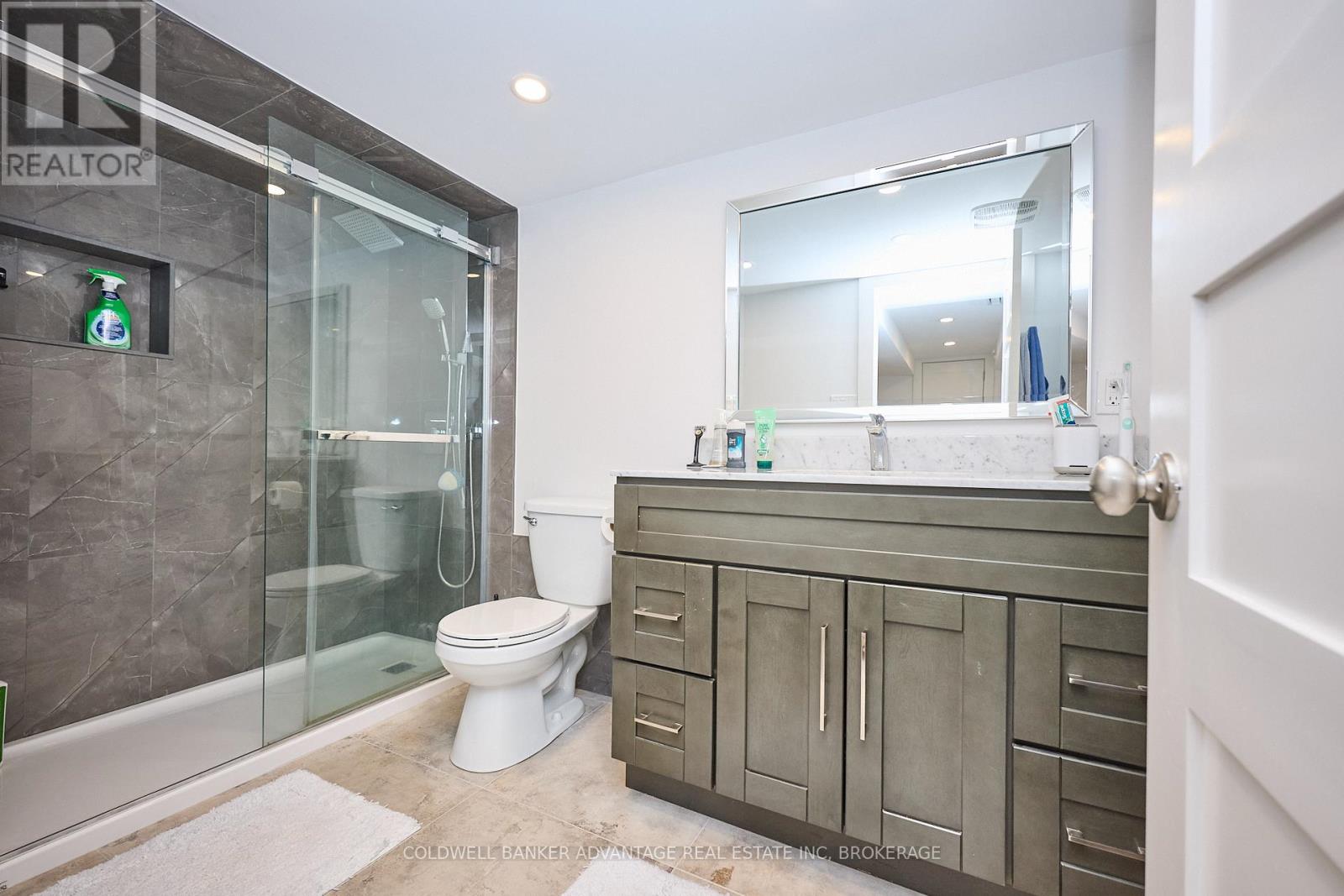 71 Deere Street, Welland, Ontario  L3B 2L7 - Photo 9 - X12464893