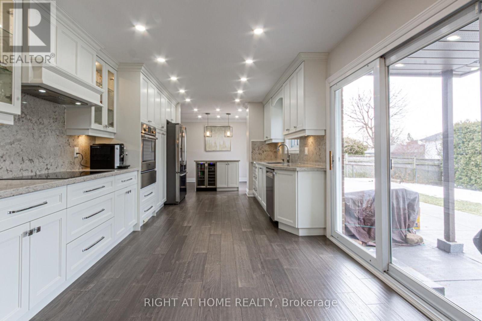 1388 Highgate Court, Oakville, Ontario  L6H 2V4 - Photo 12 - W12464836