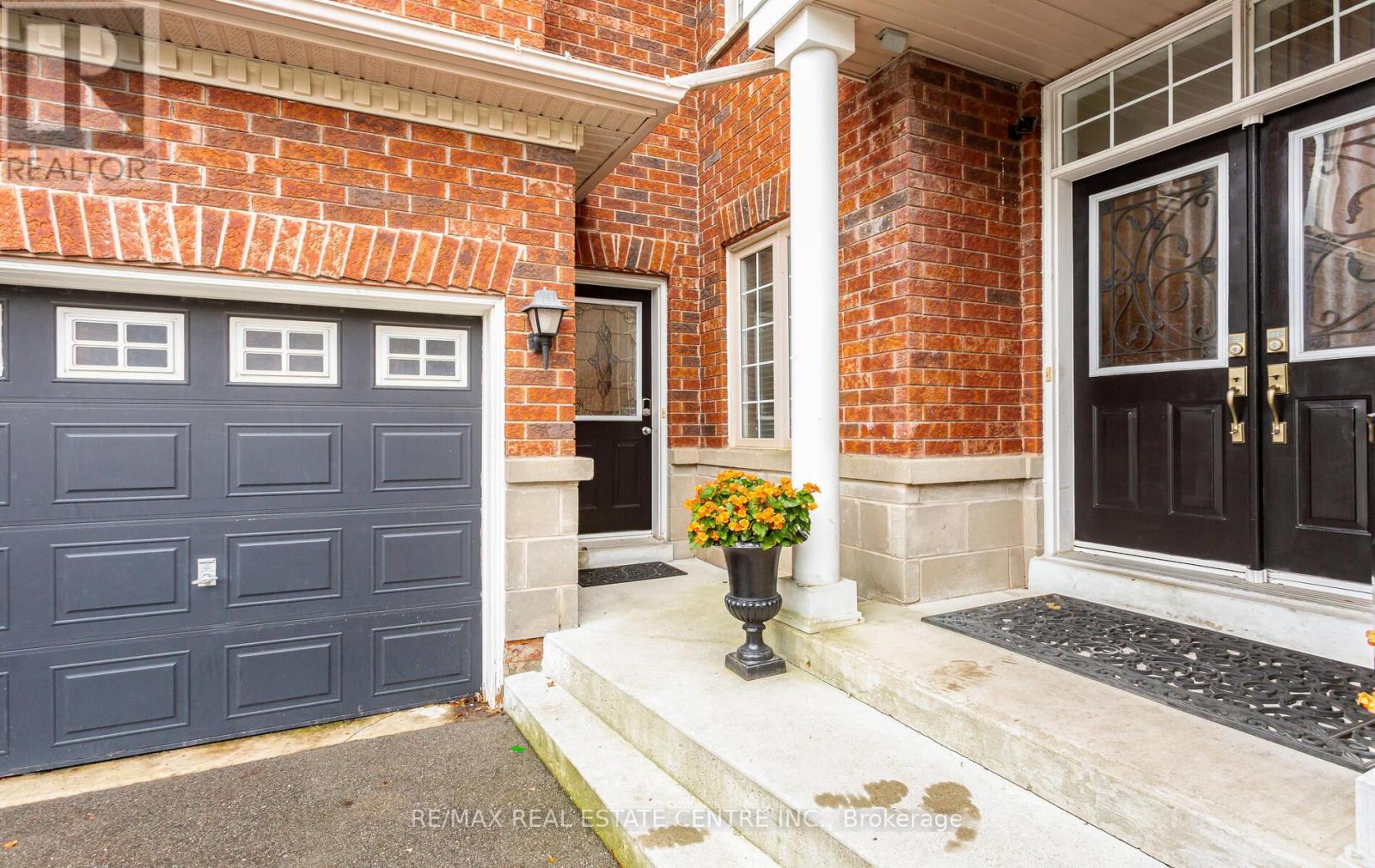 26 Saint Hubert Drive, Brampton, Ontario  L6P 1V7 - Photo 3 - W12464869