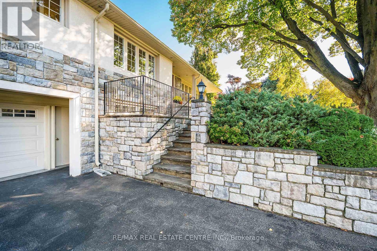 16 Aylesbury Road, Toronto, Ontario  M9A 2M5 - Photo 3 - W12464877