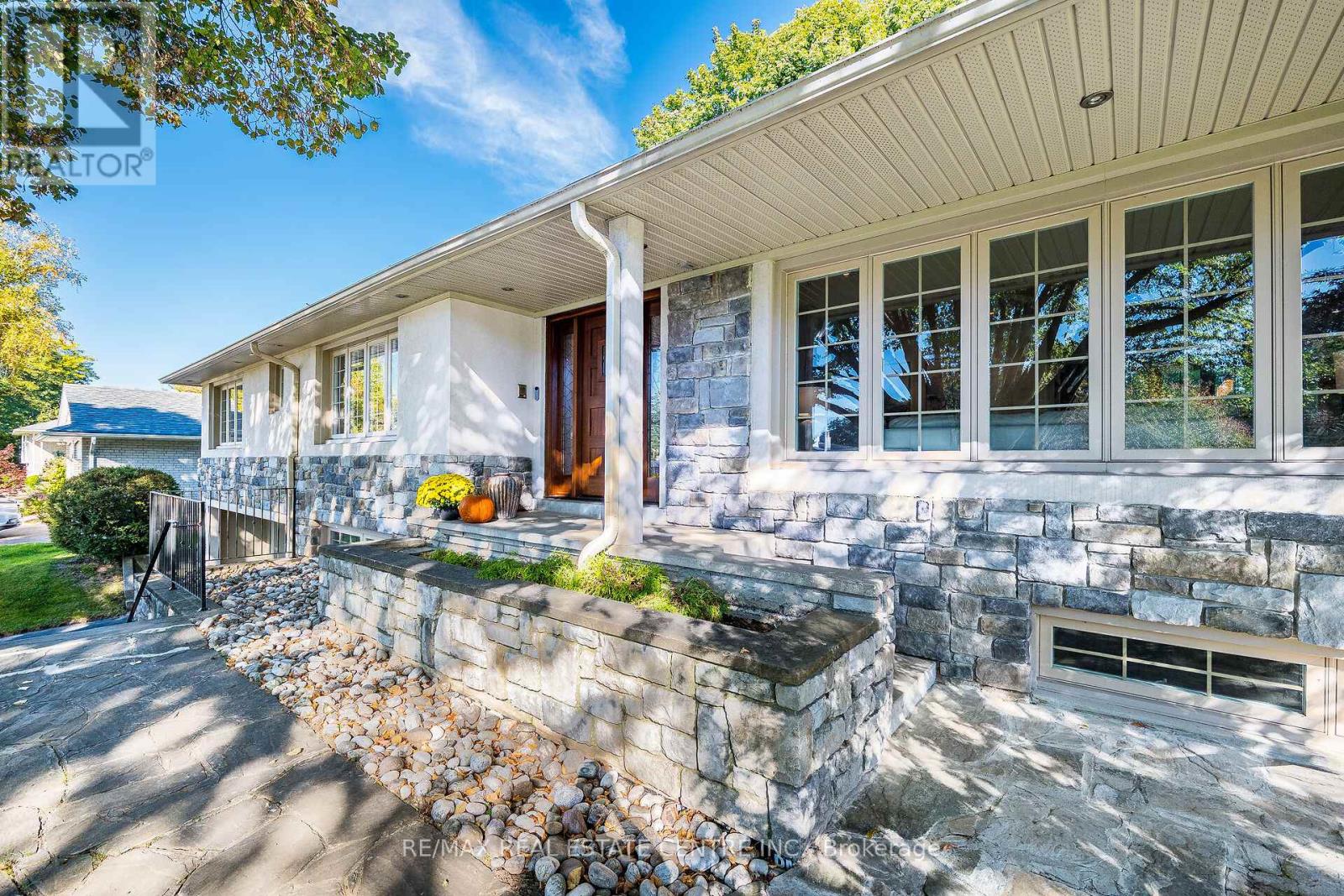 16 Aylesbury Road, Toronto, Ontario  M9A 2M5 - Photo 4 - W12464877