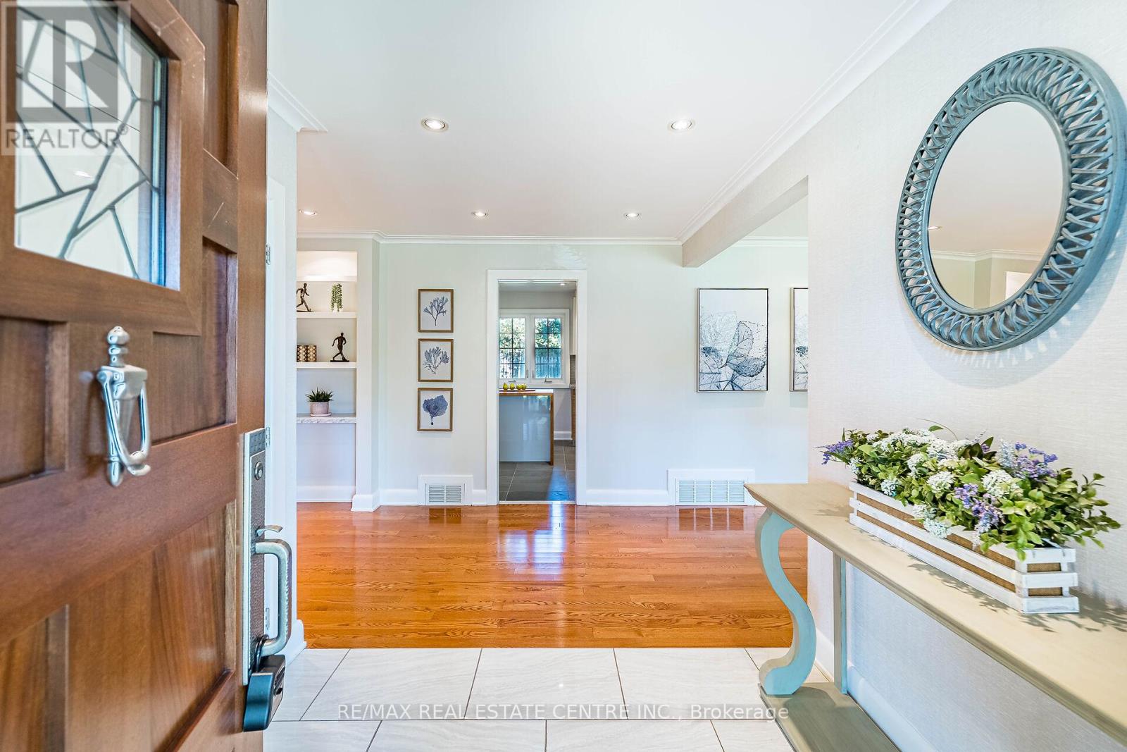 16 Aylesbury Road, Toronto, Ontario  M9A 2M5 - Photo 6 - W12464877