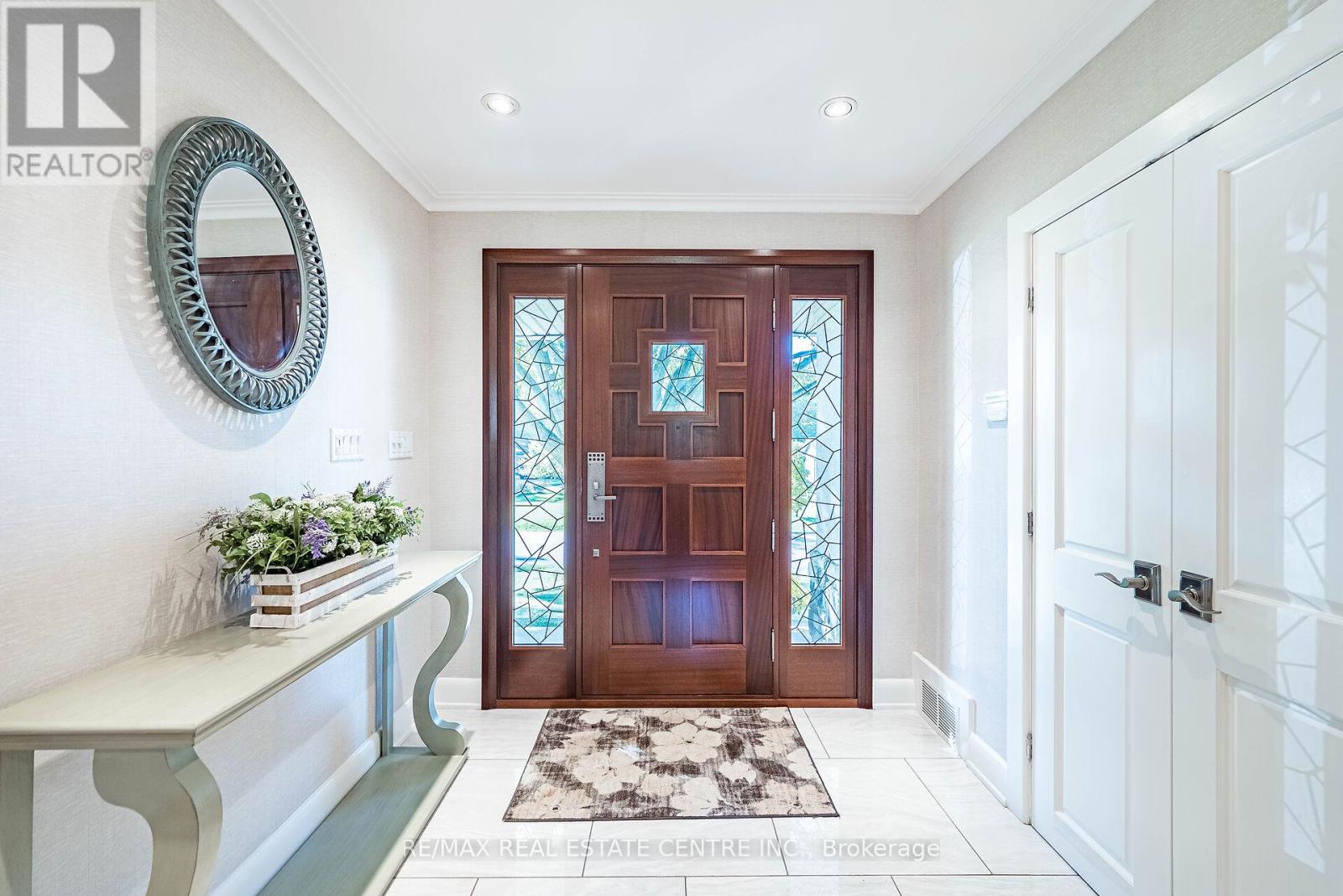 16 Aylesbury Road, Toronto, Ontario  M9A 2M5 - Photo 7 - W12464877
