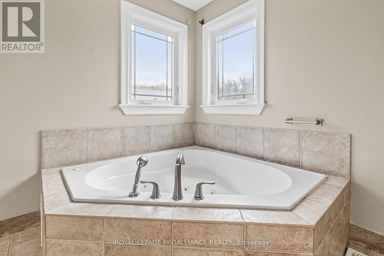 1009 Crestwood Drive, Brockville, Ontario  K6V 7N1 - Photo 22 - X12464947