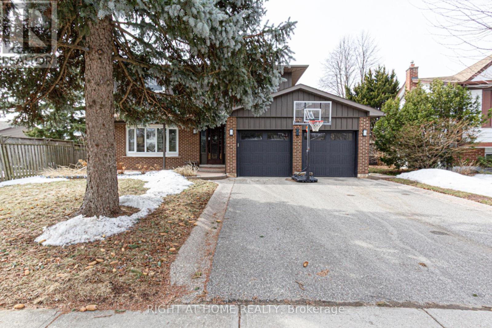 1388 Highgate Court, Oakville, Ontario  L6H 2V4 - Photo 2 - W12464836