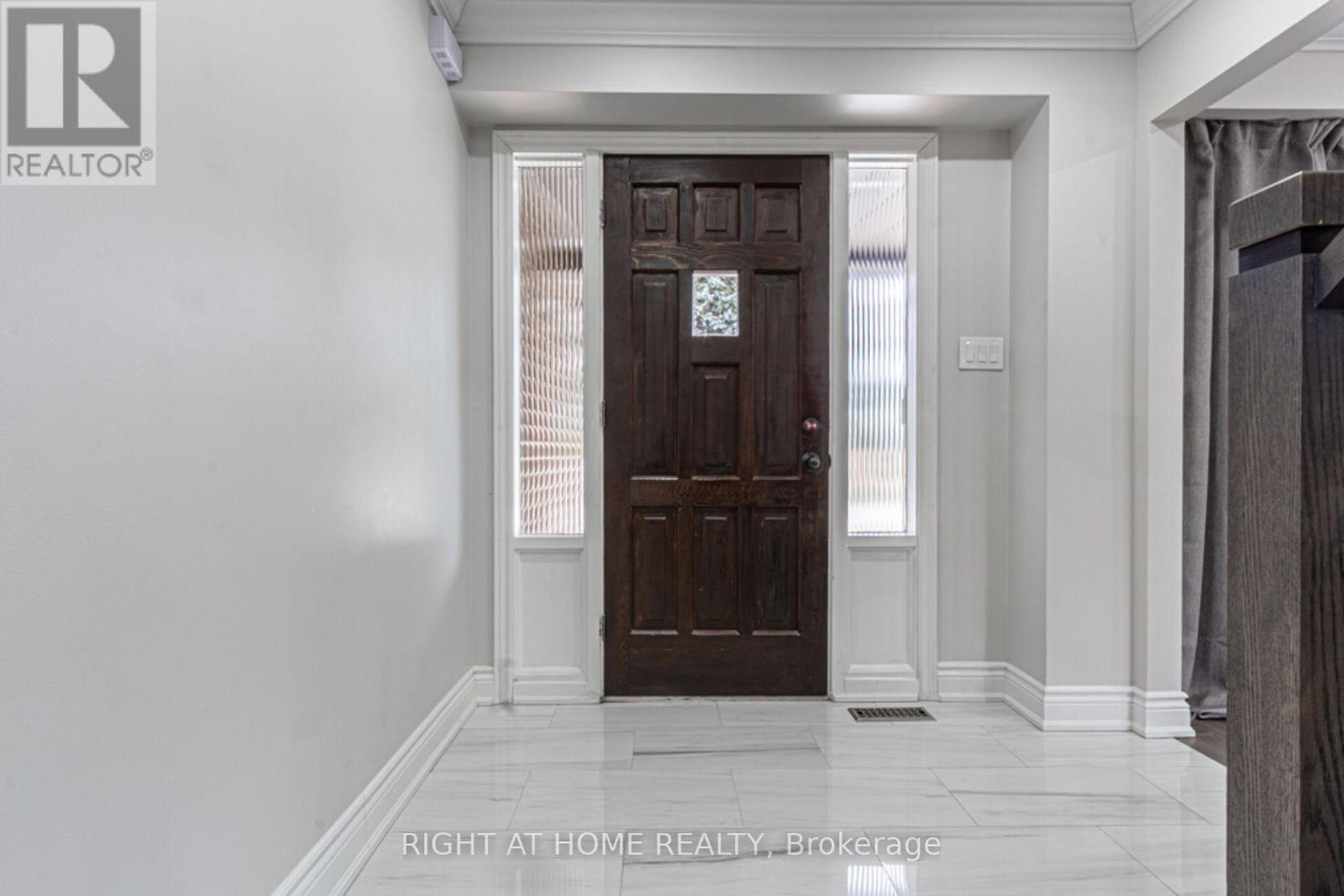1388 Highgate Court, Oakville, Ontario  L6H 2V4 - Photo 4 - W12464836