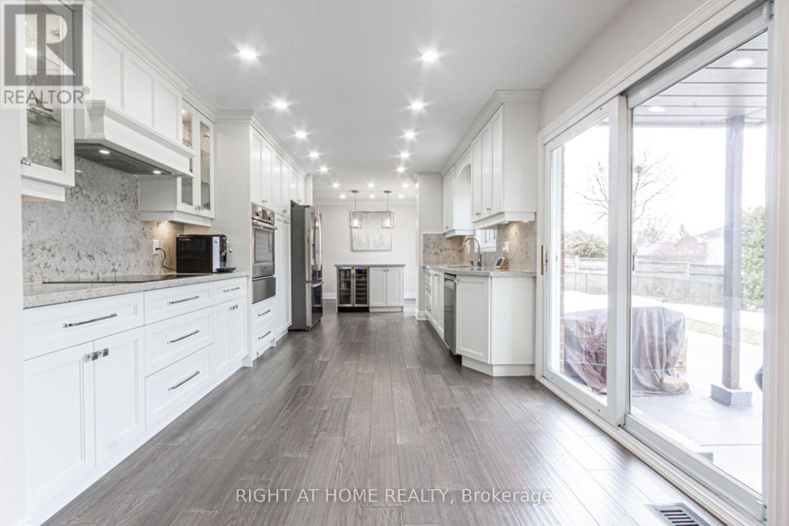 1388 Highgate Court, Oakville, Ontario  L6H 2V4 - Photo 7 - W12464836