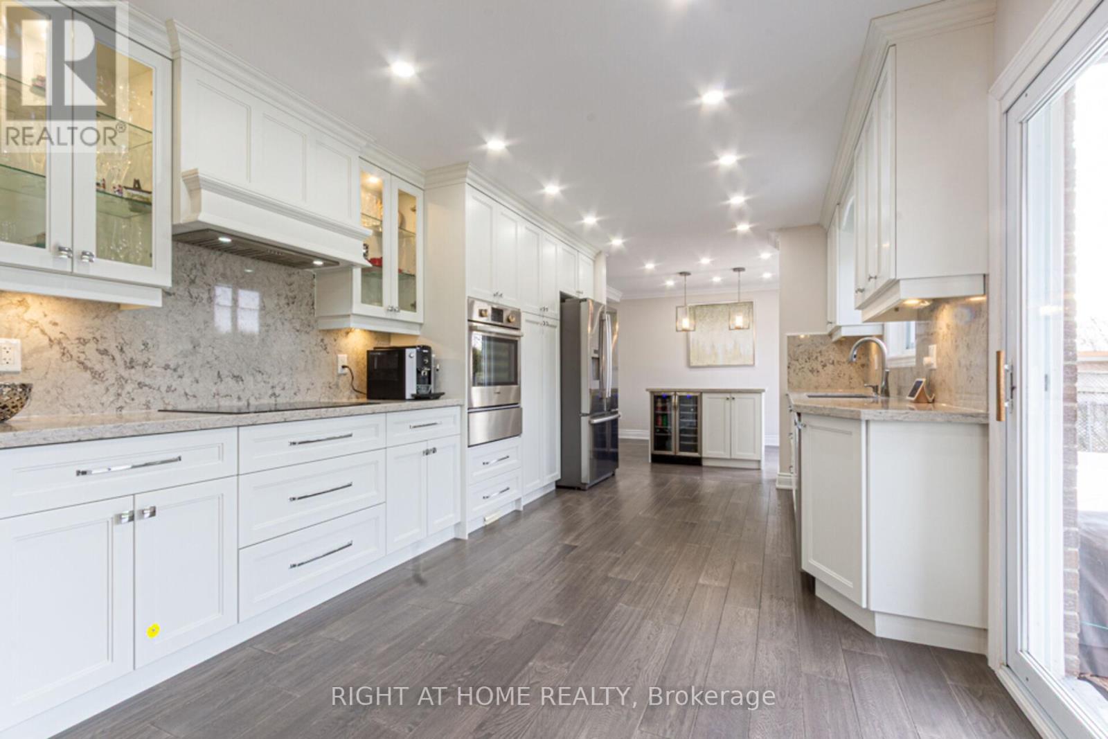 1388 Highgate Court, Oakville, Ontario  L6H 2V4 - Photo 8 - W12464836