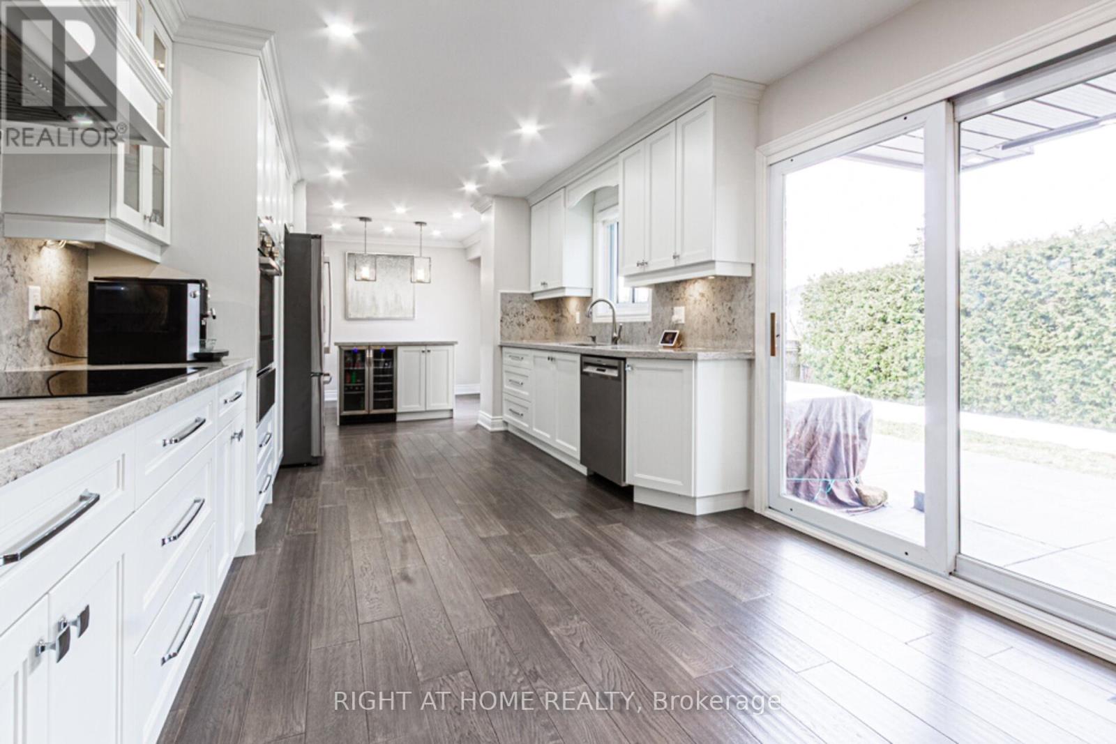1388 Highgate Court, Oakville, Ontario  L6H 2V4 - Photo 9 - W12464836