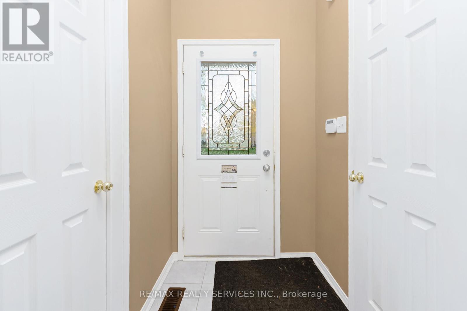12 Commodore Drive, Brampton (Credit Valley), Ontario  L6X 0S4 - Photo 5 - W12464389