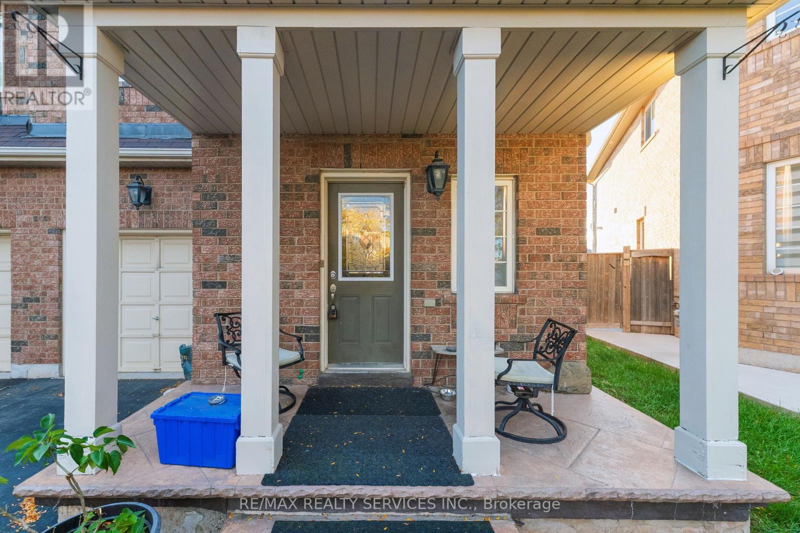 12 Commodore Drive, Brampton (Credit Valley), Ontario  L6X 0S4 - Photo 4 - W12464389