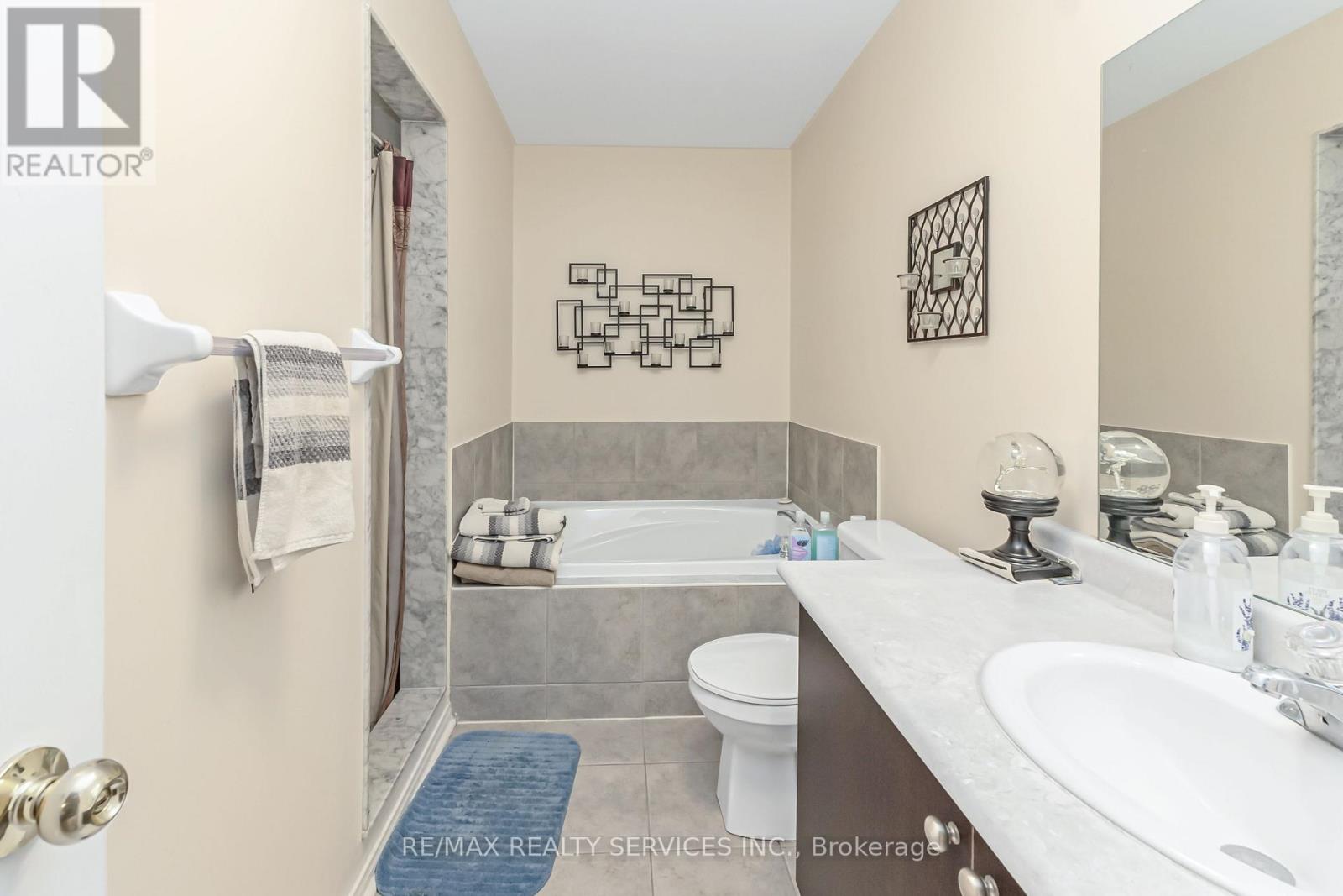 12 Commodore Drive, Brampton (Credit Valley), Ontario  L6X 0S4 - Photo 21 - W12464389