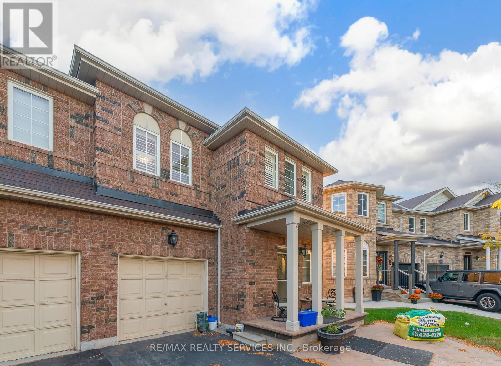 12 Commodore Drive, Brampton (Credit Valley), Ontario  L6X 0S4 - Photo 3 - W12464389