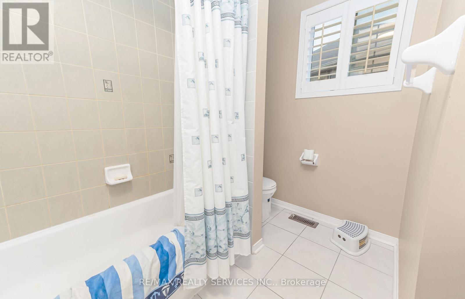 12 Commodore Drive, Brampton (Credit Valley), Ontario  L6X 0S4 - Photo 25 - W12464389