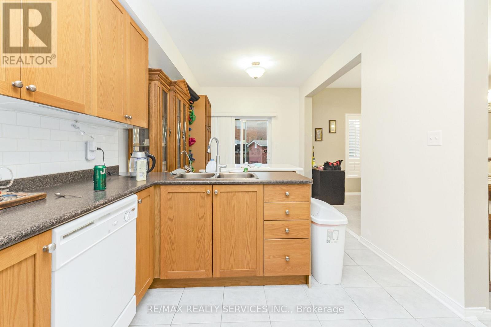 12 Commodore Drive, Brampton (Credit Valley), Ontario  L6X 0S4 - Photo 16 - W12464389