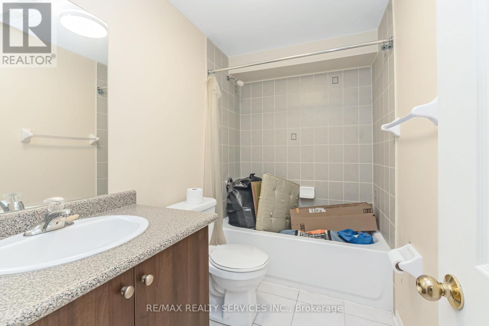 12 Commodore Drive, Brampton (Credit Valley), Ontario  L6X 0S4 - Photo 33 - W12464389