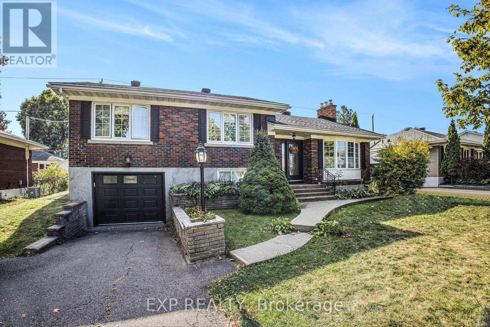 756 Fairdale Avenue, Ottawa, Ontario  K1G 1X7 - Photo 4 - X12465034