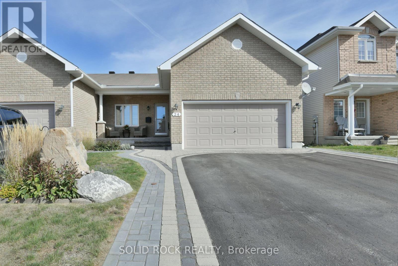 24 Moe Robillard Street, Arnprior, Ontario  K7S 0C2 - Photo 2 - X12465097