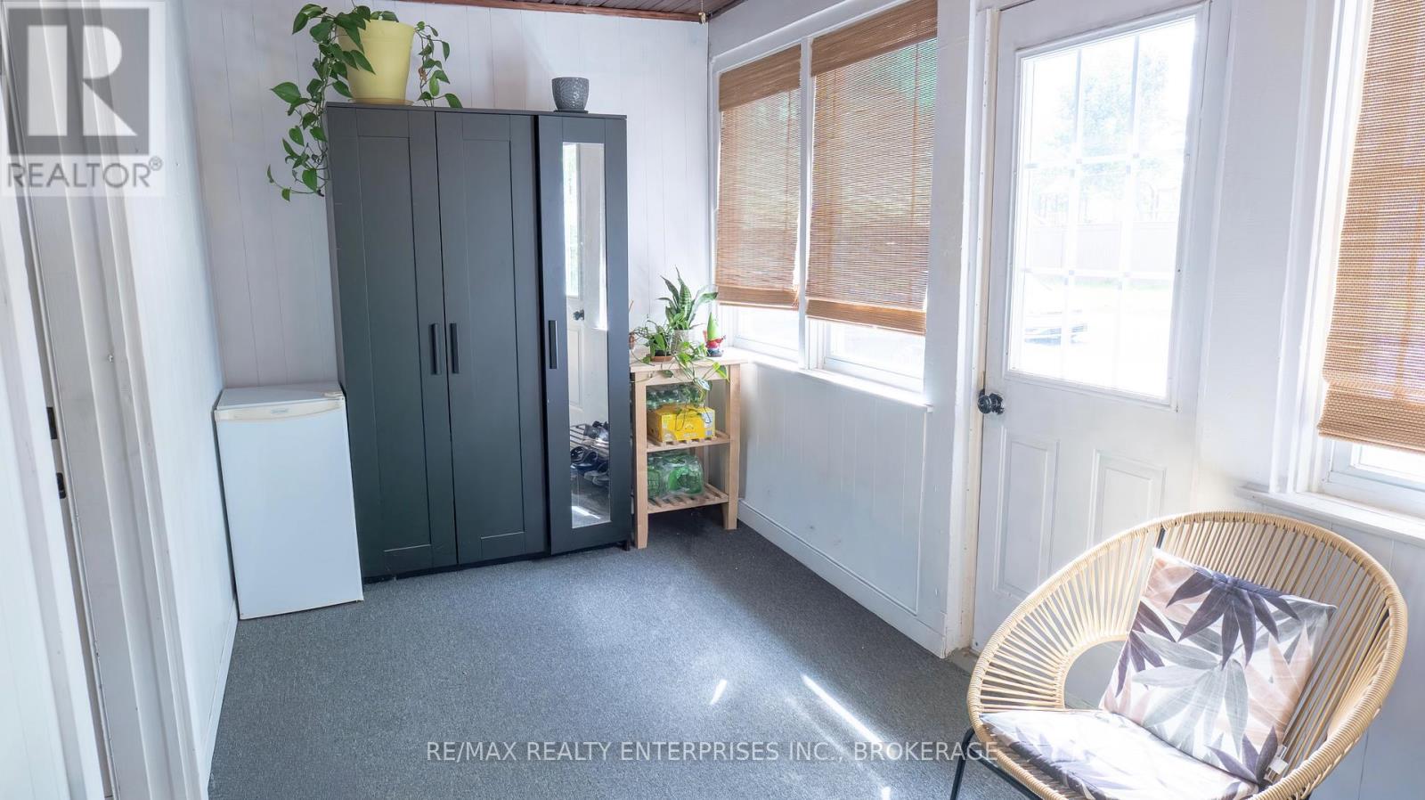 10 Antwerp Street, St. Catharines, Ontario  L2S 1J8 - Photo 7 - X12465104