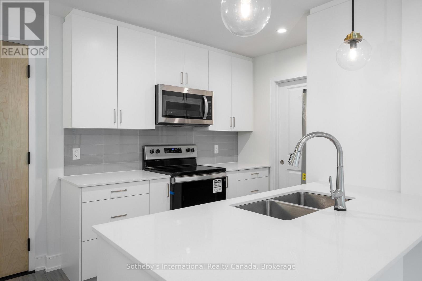 322 - 121 Mary Street, Clearview, Ontario  L0M 1G0 - Photo 3 - S12465069