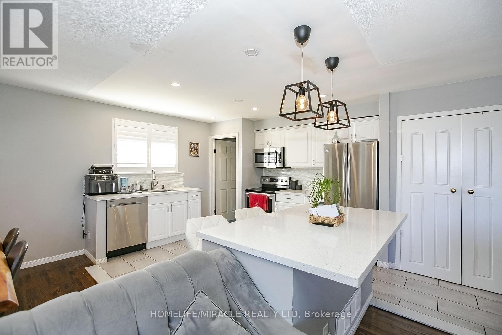 46 Reigate Avenue, Brampton, Ontario  L6V 2E3 - Photo 11 - W12464900