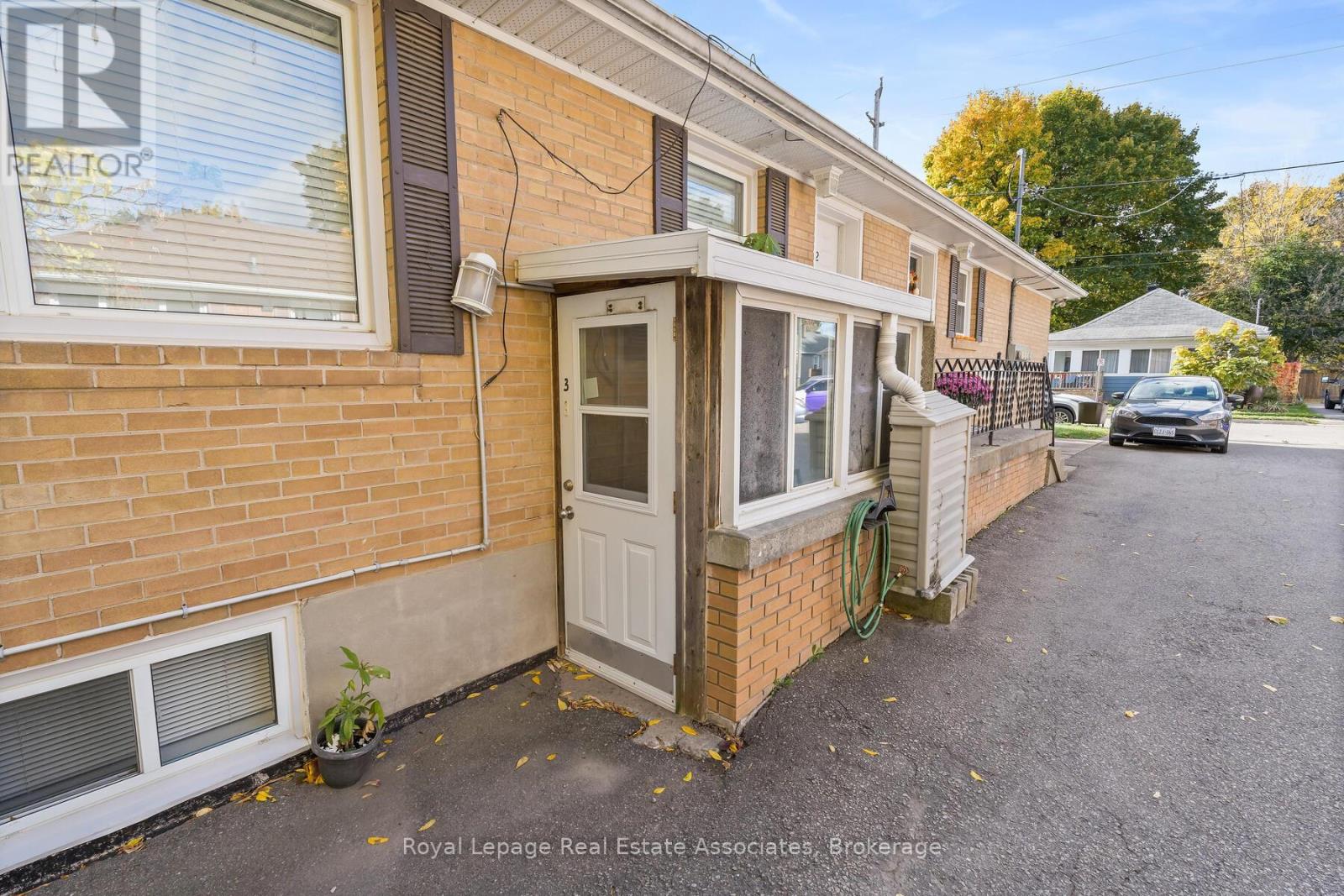 17 Academy Road, Halton Hills (Georgetown), Ontario  L7G 3N7 - Photo 18 - W12464936