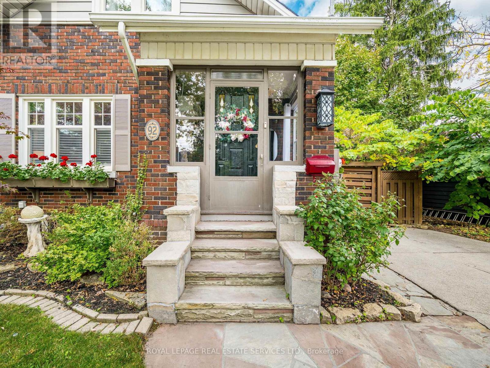92 Mill Street S, Brampton, Ontario  L6Y 1T2 - Photo 2 - W12464940
