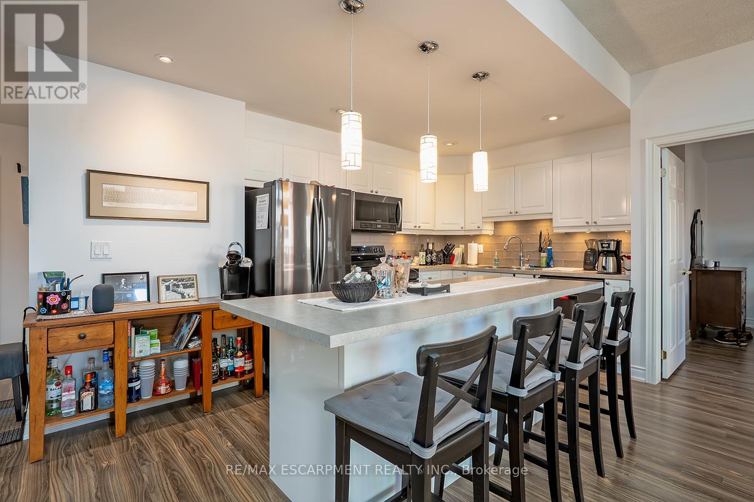 210 - 399 Elizabeth Street, Burlington, Ontario  L7R 0A4 - Photo 10 - W12464944