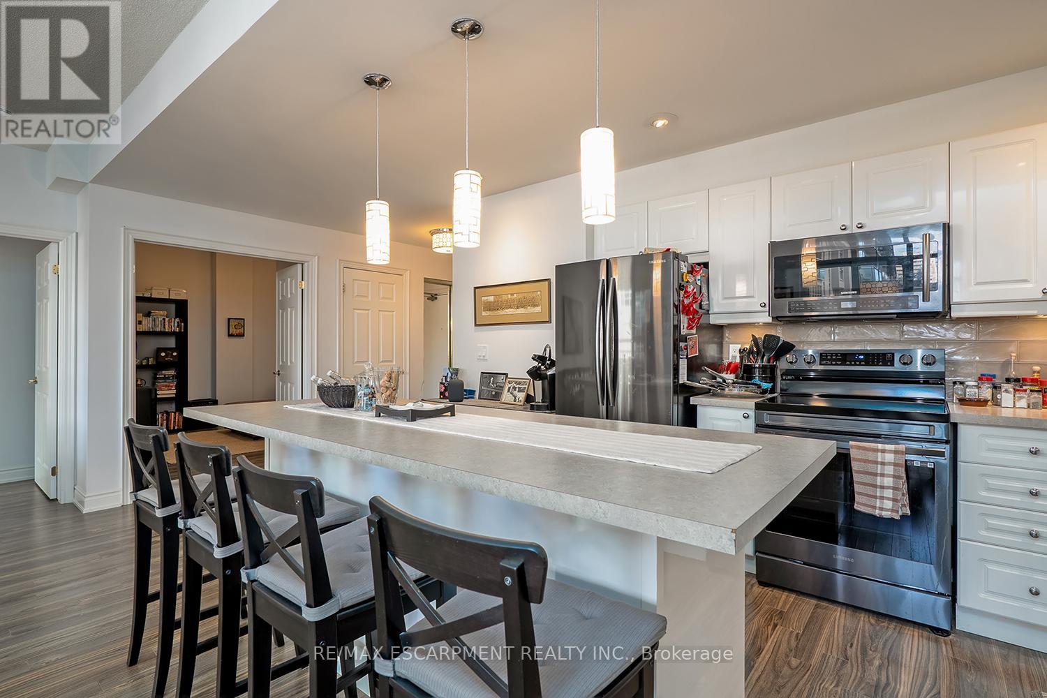 210 - 399 Elizabeth Street, Burlington, Ontario  L7R 0A4 - Photo 12 - W12464944