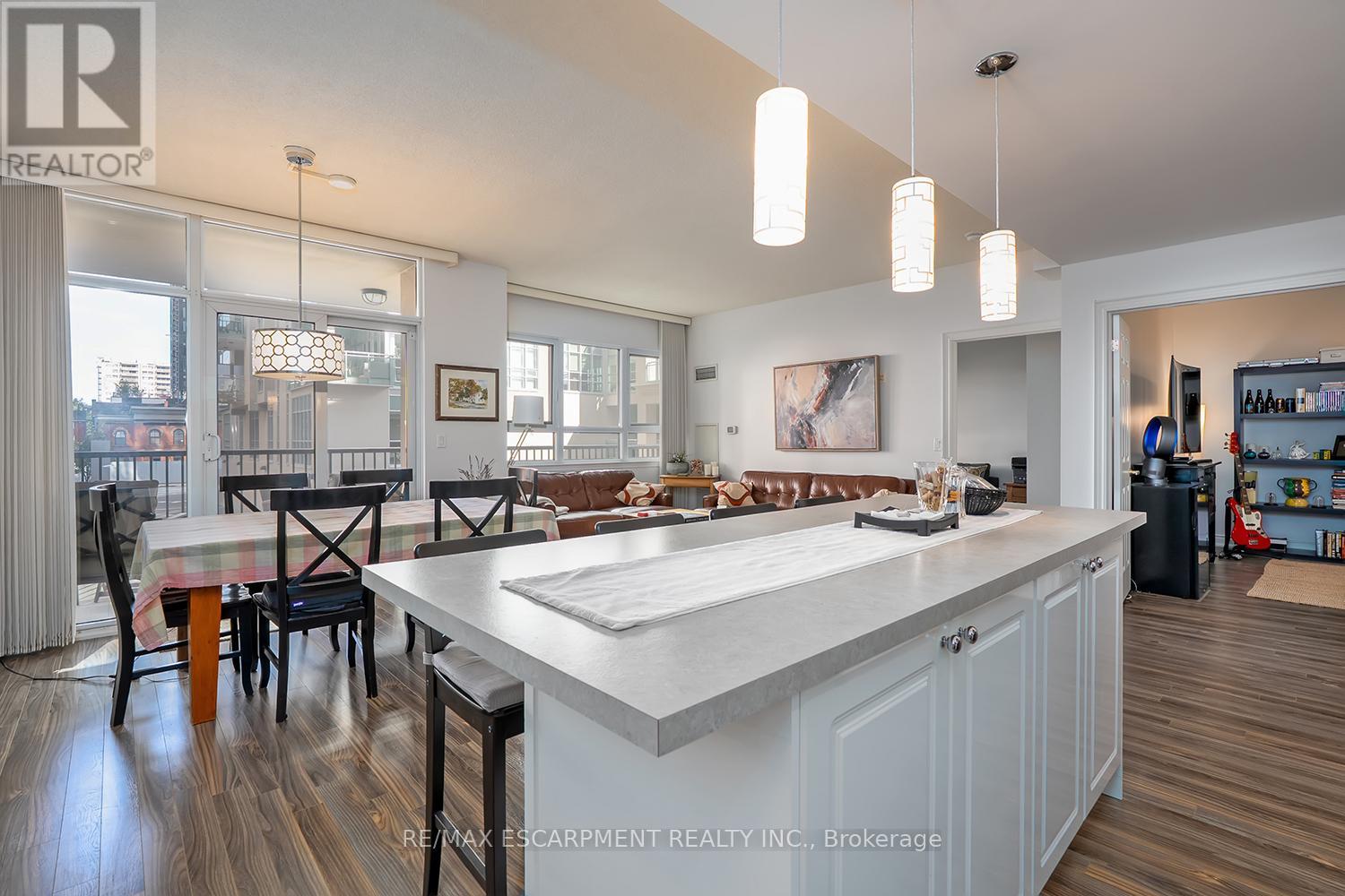 210 - 399 Elizabeth Street, Burlington, Ontario  L7R 0A4 - Photo 13 - W12464944