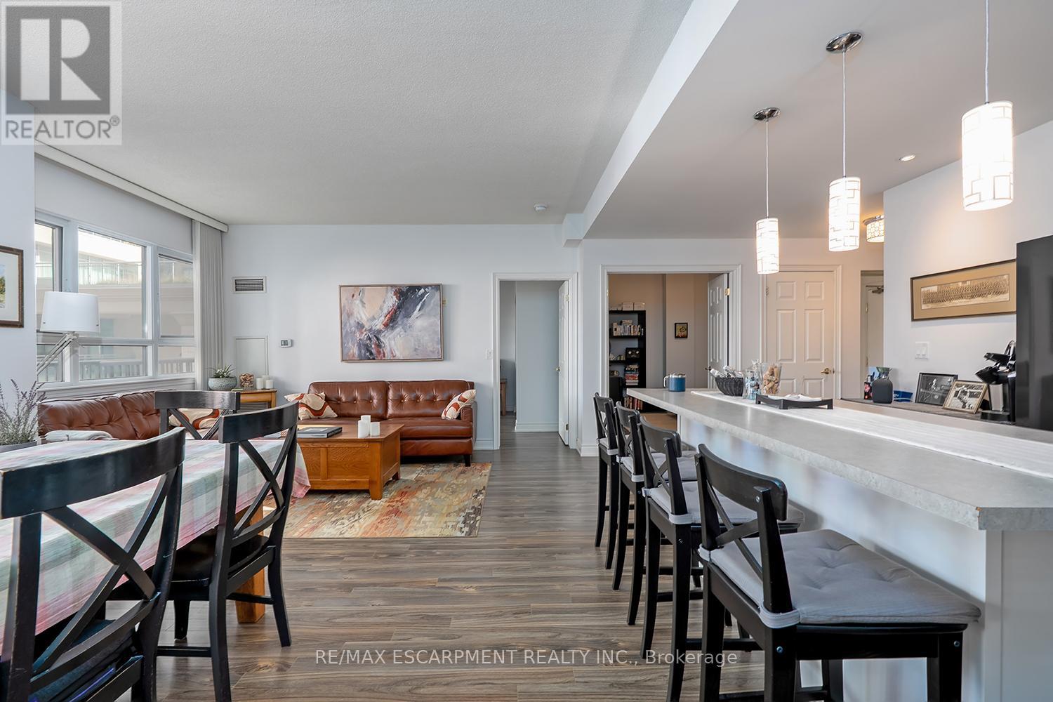 210 - 399 Elizabeth Street, Burlington, Ontario  L7R 0A4 - Photo 14 - W12464944