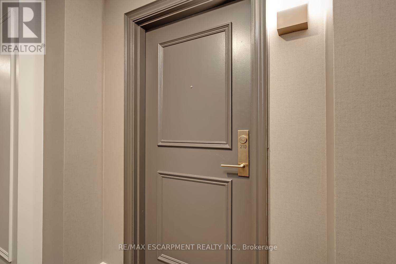 210 - 399 Elizabeth Street, Burlington, Ontario  L7R 0A4 - Photo 6 - W12464944