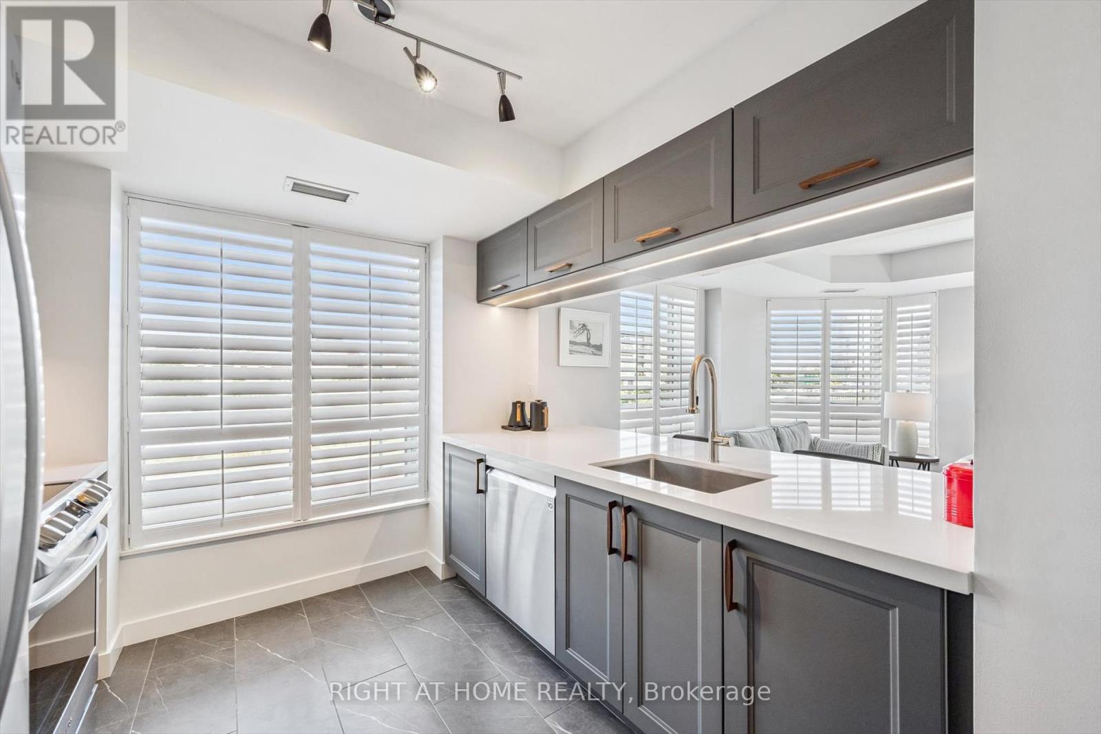 304 - 190 Manitoba Street, Toronto (Mimico), Ontario  M8Y 3Y8 - Photo 12 - W12464948