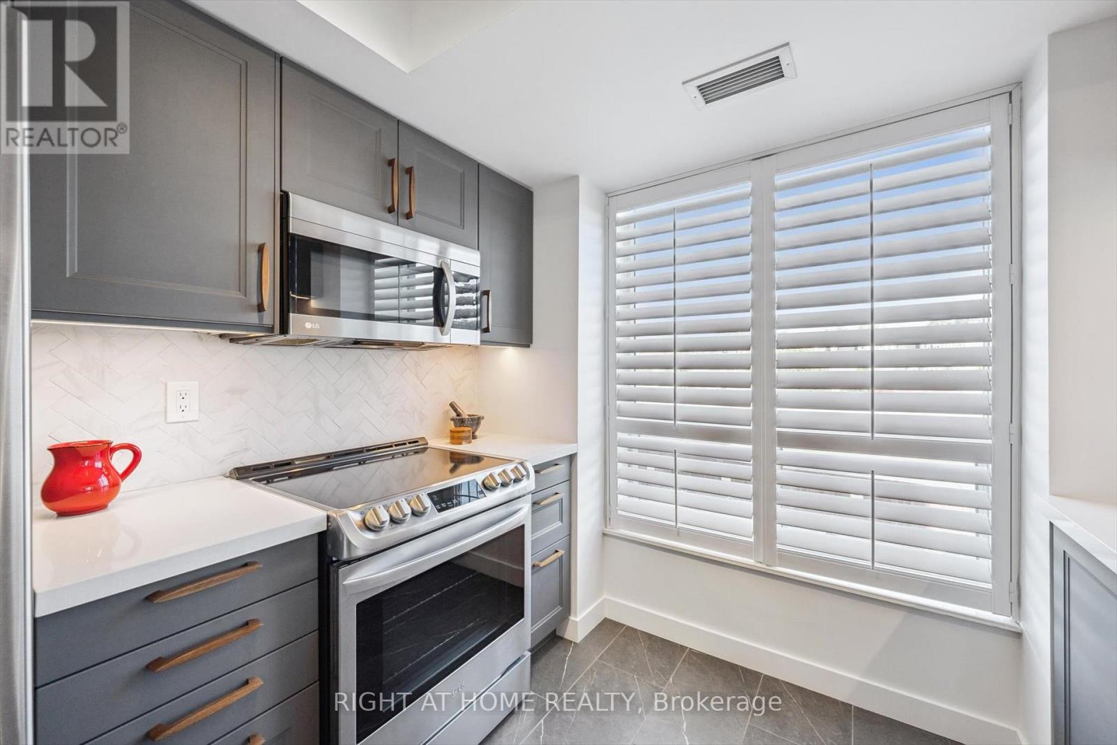 304 - 190 Manitoba Street, Toronto (Mimico), Ontario  M8Y 3Y8 - Photo 13 - W12464948