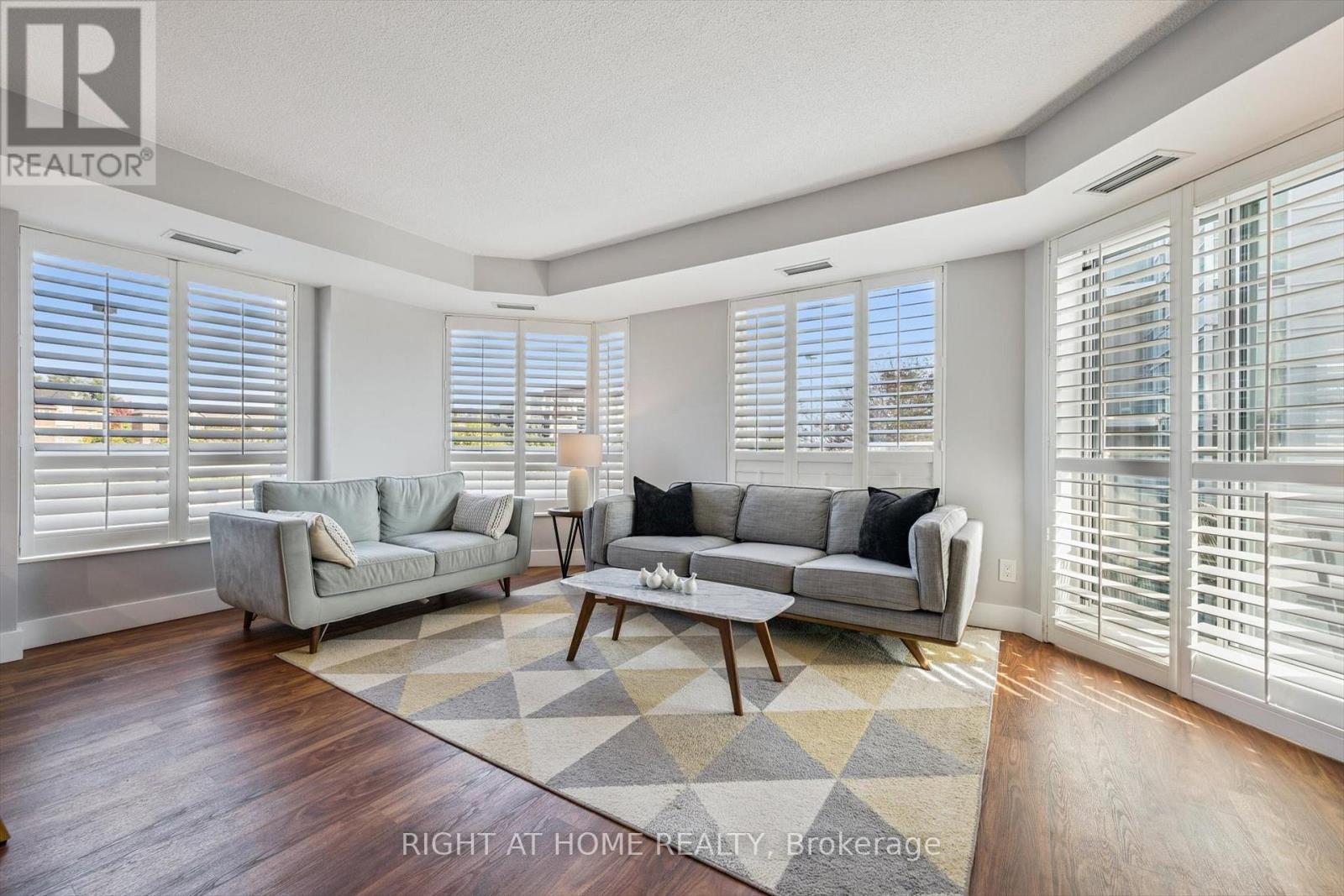 304 - 190 Manitoba Street, Toronto (Mimico), Ontario  M8Y 3Y8 - Photo 2 - W12464948