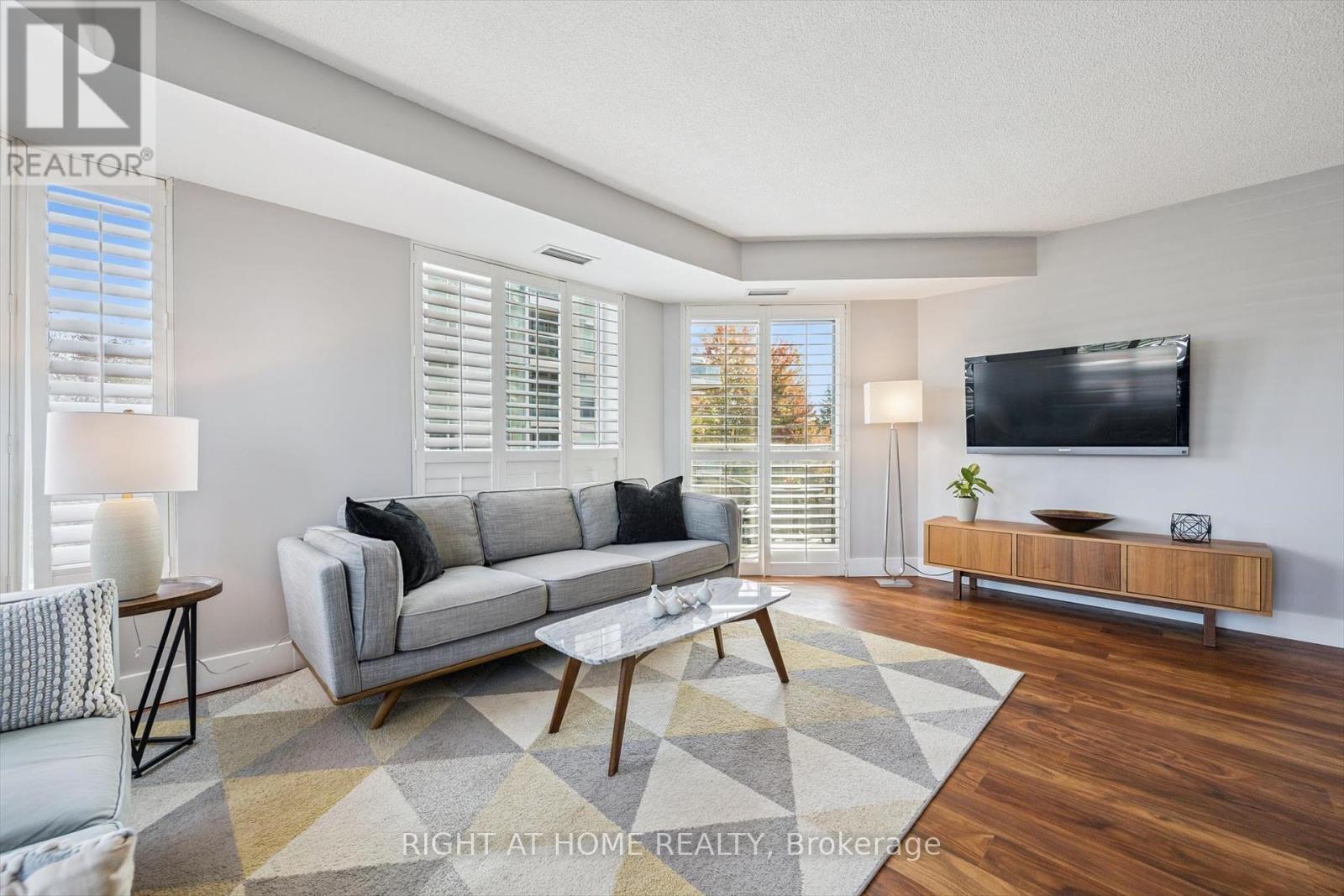 304 - 190 Manitoba Street, Toronto (Mimico), Ontario  M8Y 3Y8 - Photo 4 - W12464948