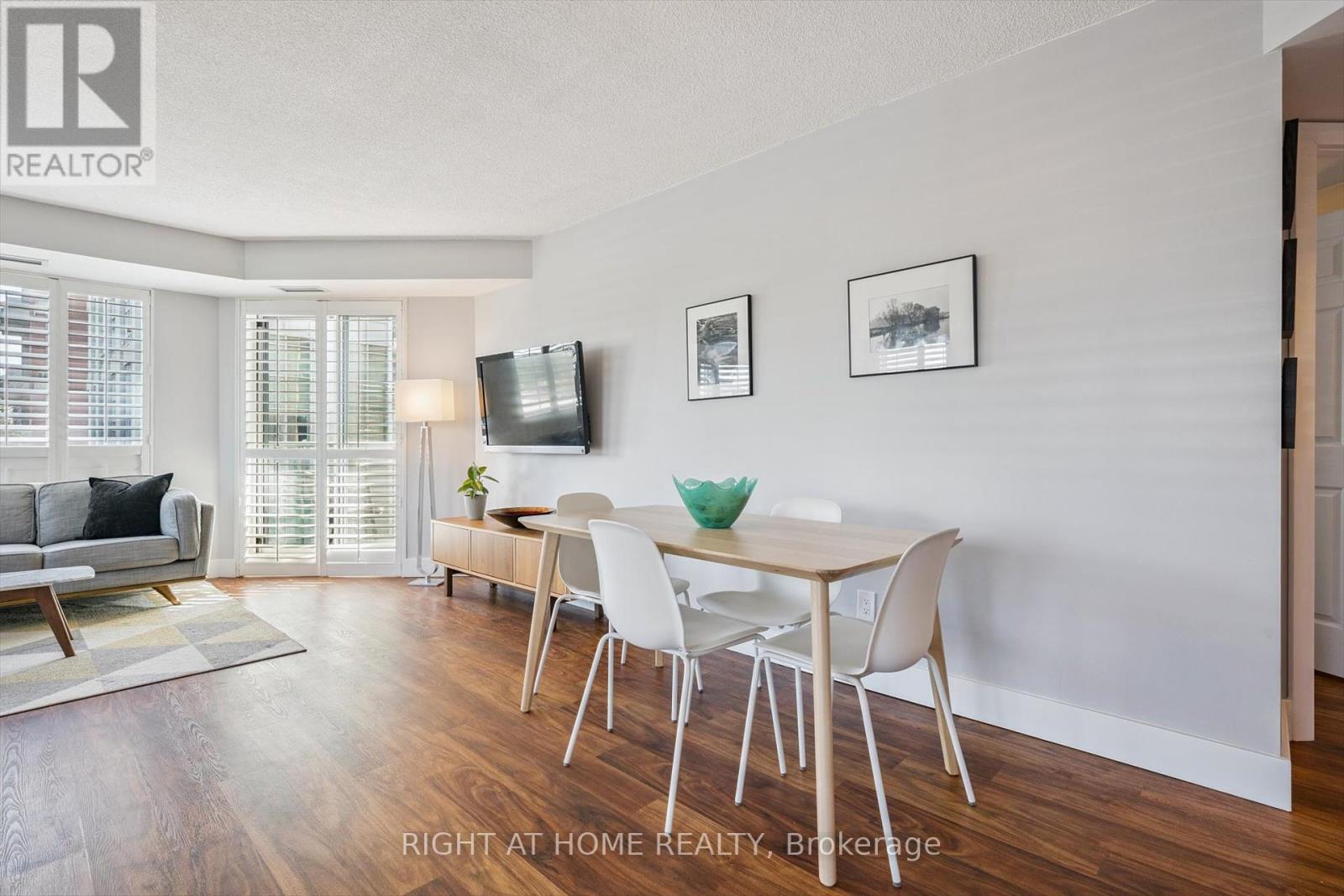304 - 190 Manitoba Street, Toronto (Mimico), Ontario  M8Y 3Y8 - Photo 6 - W12464948