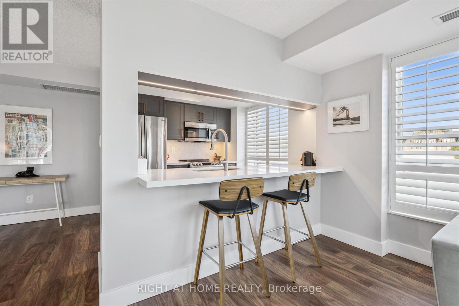 304 - 190 Manitoba Street, Toronto (Mimico), Ontario  M8Y 3Y8 - Photo 8 - W12464948