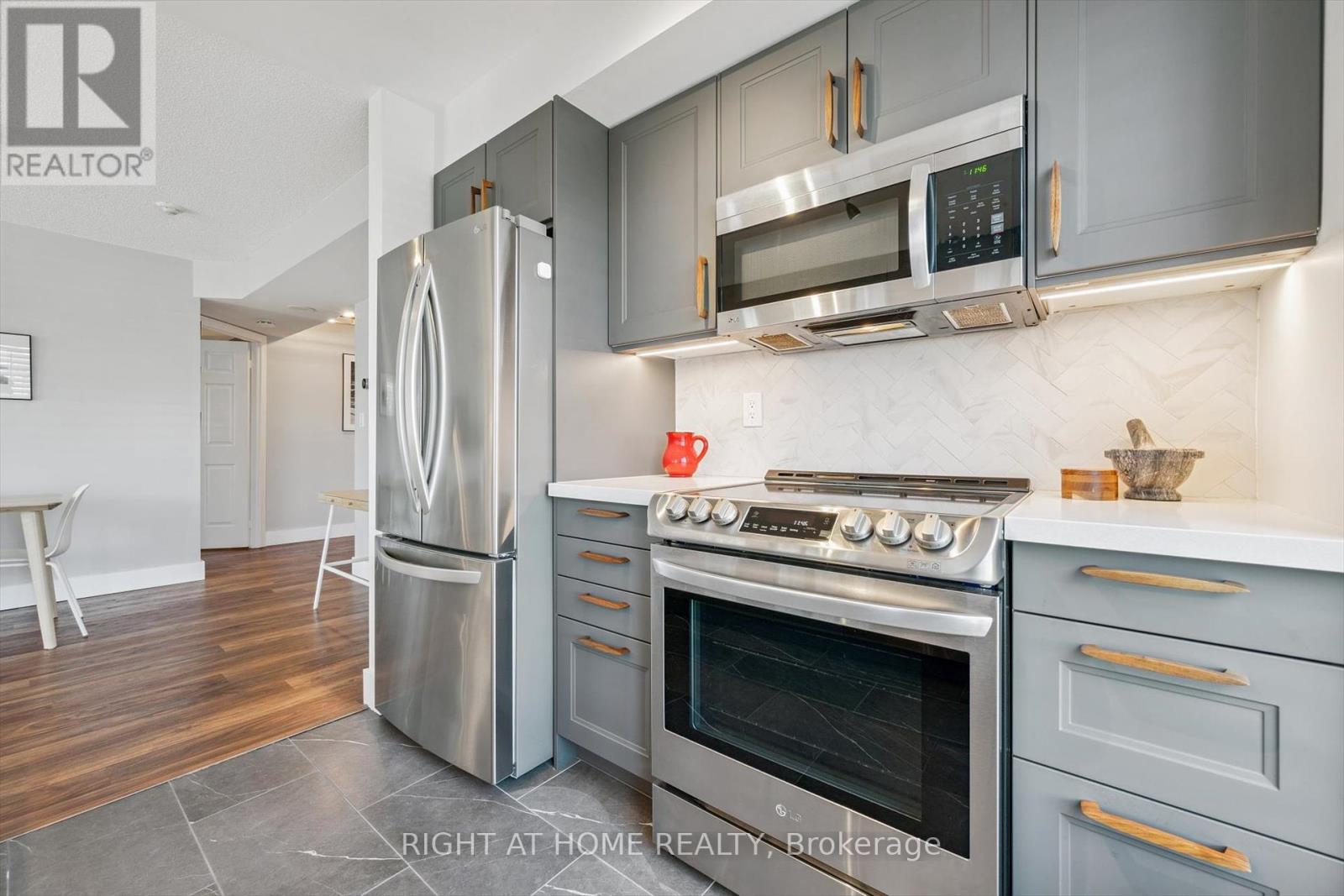 304 - 190 Manitoba Street, Toronto (Mimico), Ontario  M8Y 3Y8 - Photo 9 - W12464948