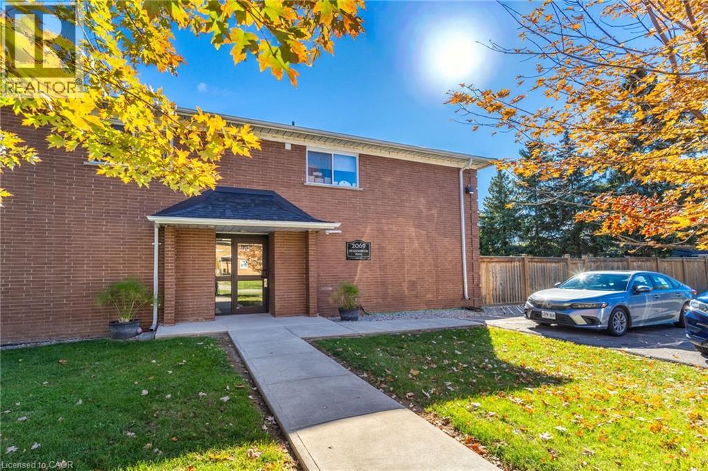 2069 Meadowbrook Road Unit# 10, Burlington, Ontario  L7P 2A3 - Photo 1 - 40779252