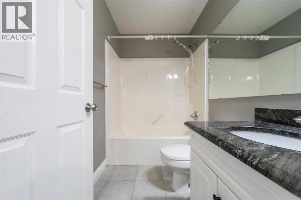 24 Elliott Drive, Camrose, Alberta  T4V 4V6 - Photo 13 - A2263763