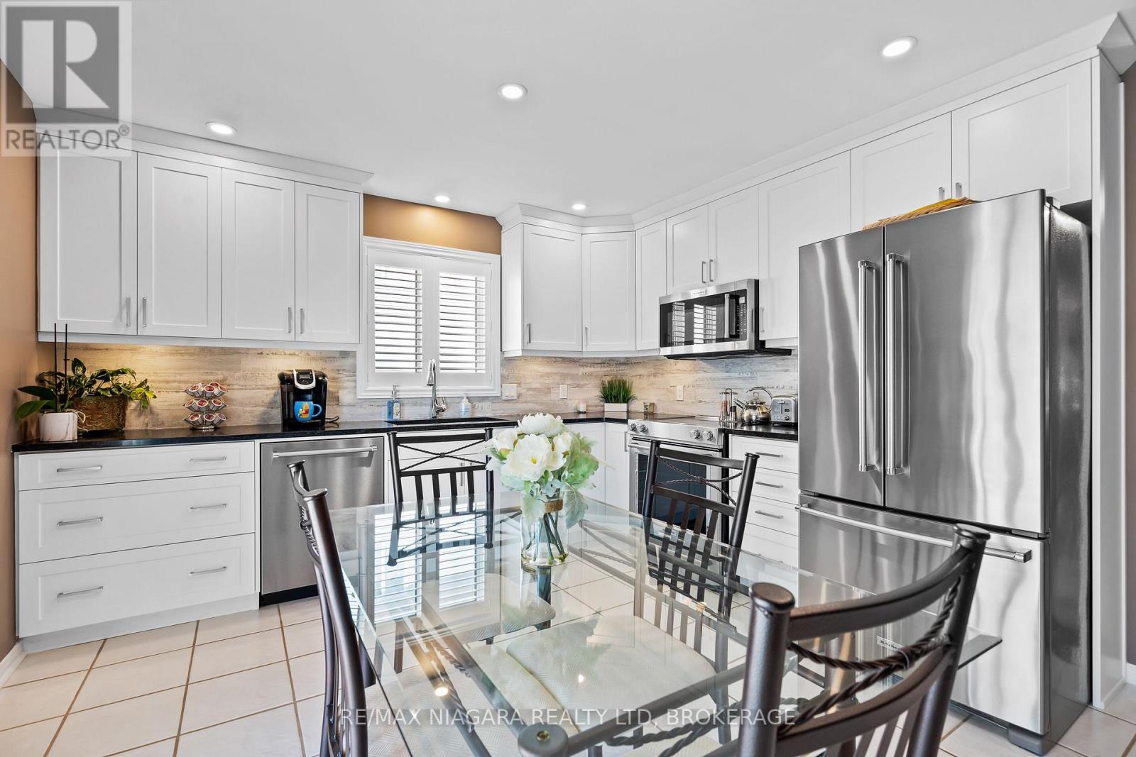 208 Autumn Crescent, Welland, Ontario  L3C 7K2 - Photo 8 - X12465211