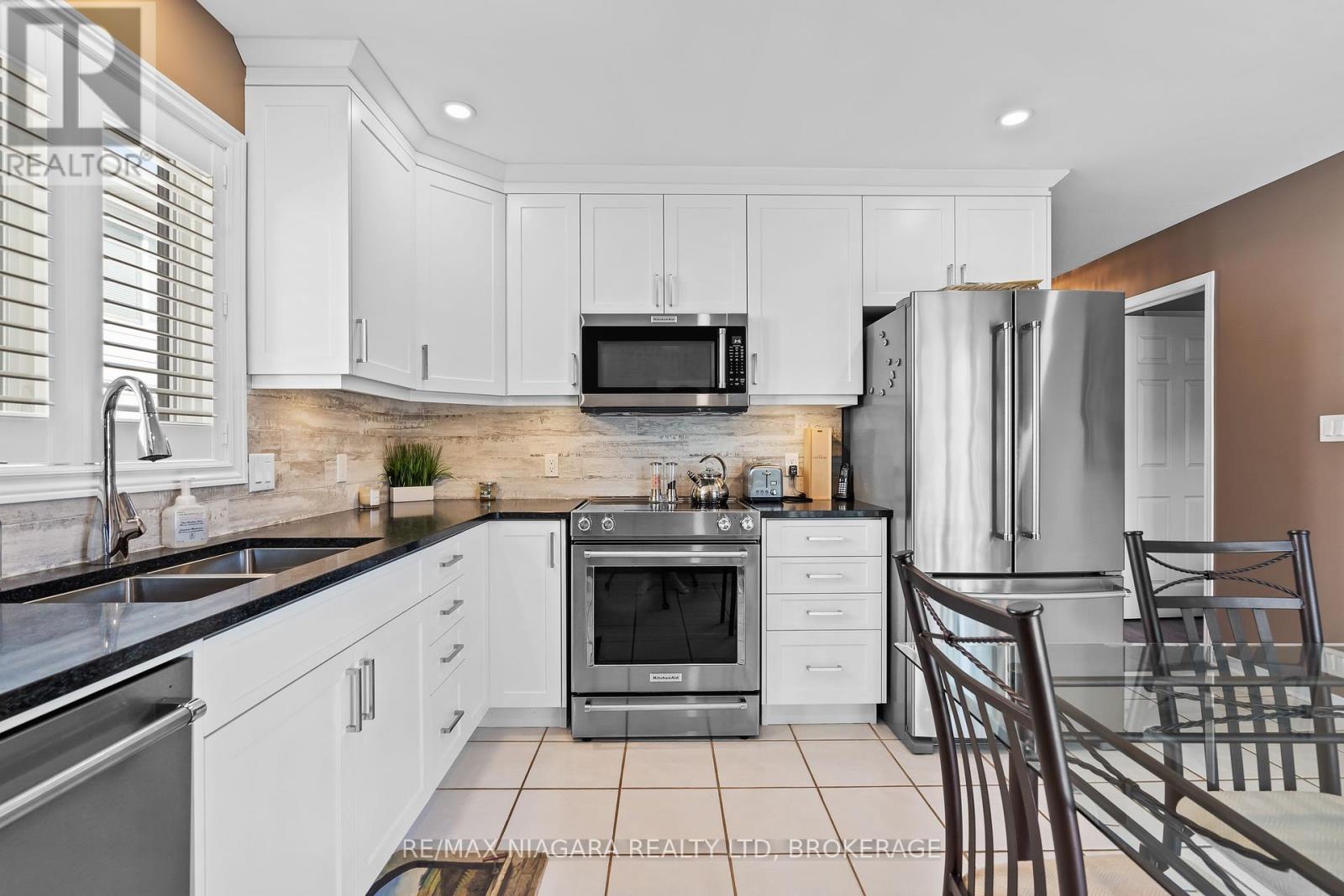 208 Autumn Crescent, Welland, Ontario  L3C 7K2 - Photo 9 - X12465211