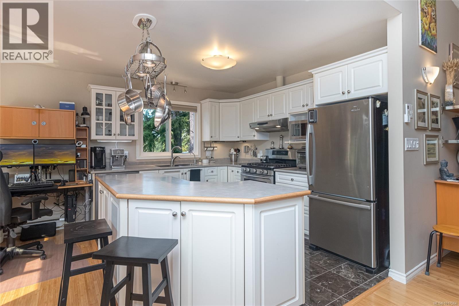 999 Admirals Rd, Esquimalt, British Columbia  V9A 2P1 - Photo 12 - 1017584