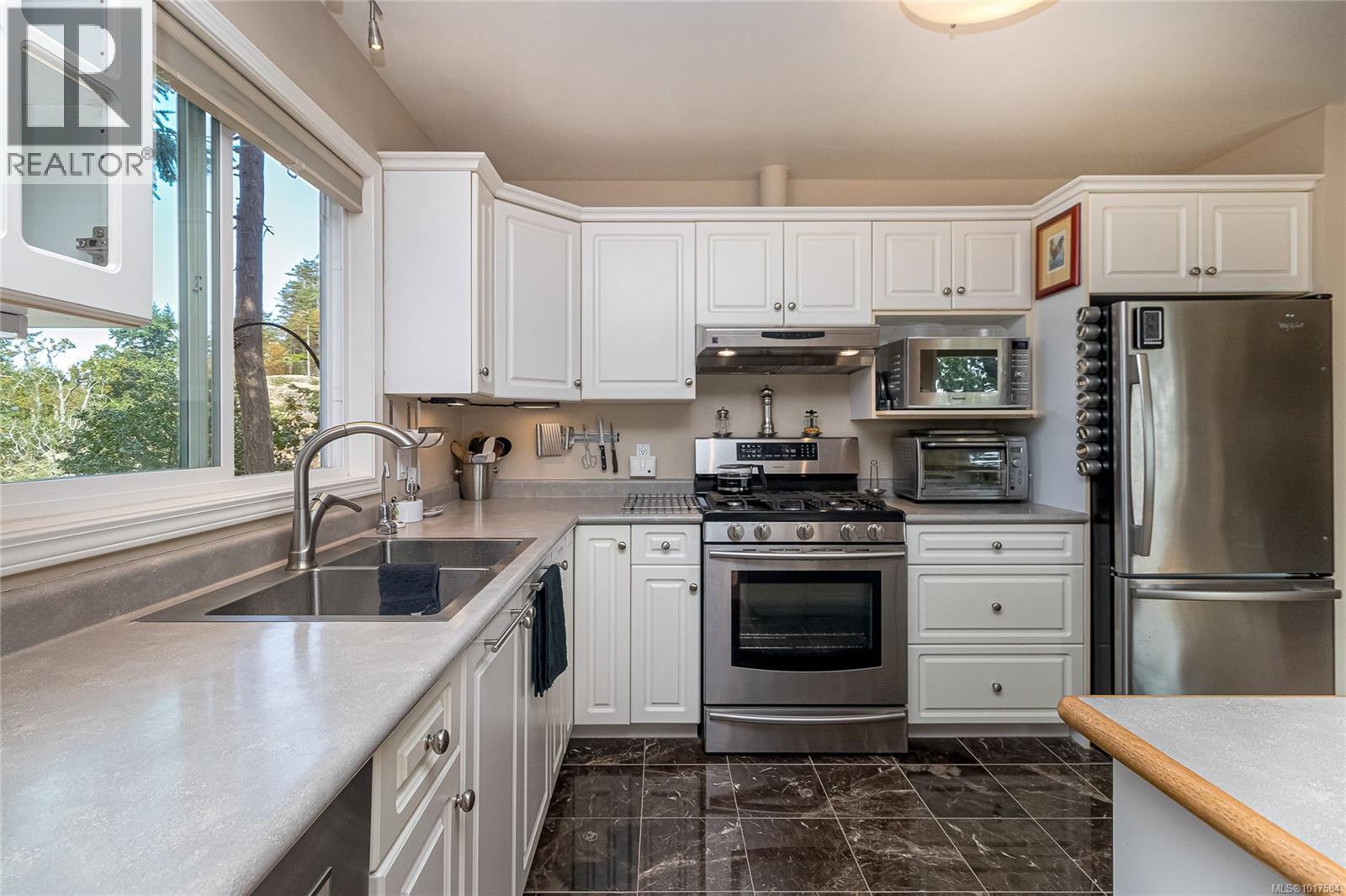 999 Admirals Rd, Esquimalt, British Columbia  V9A 2P1 - Photo 14 - 1017584