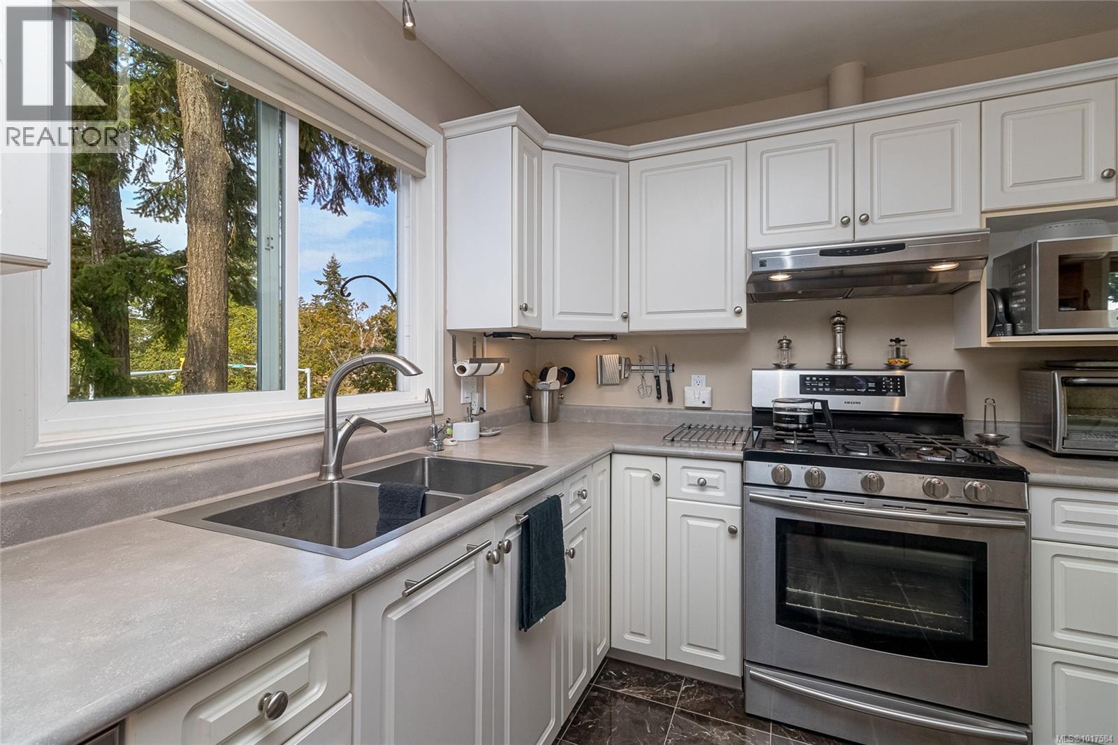 999 Admirals Rd, Esquimalt, British Columbia  V9A 2P1 - Photo 15 - 1017584