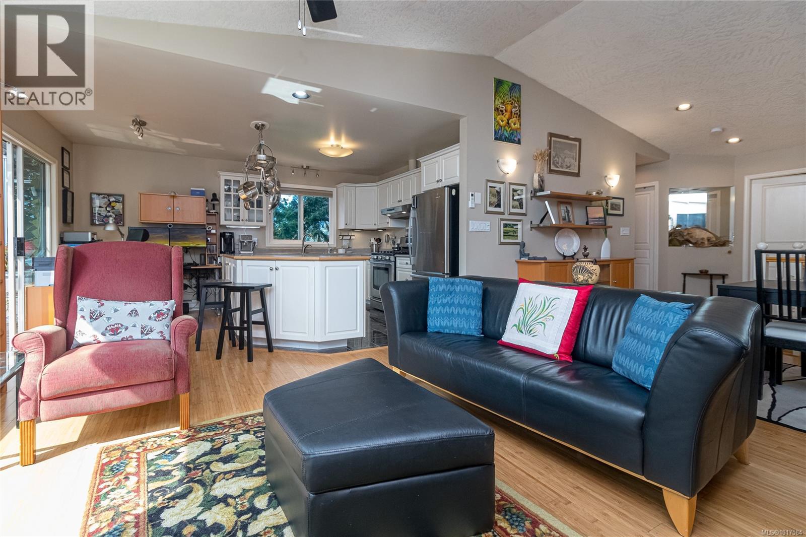 999 Admirals Rd, Esquimalt, British Columbia  V9A 2P1 - Photo 9 - 1017584