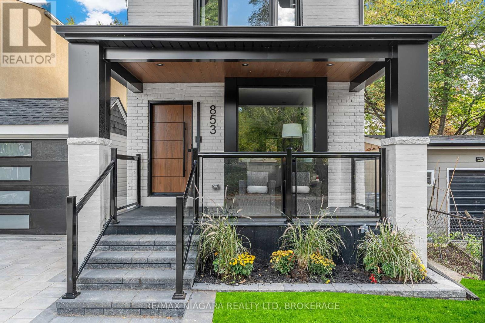 853 Sammon Avenue, Toronto, Ontario  M4C 2E9 - Photo 3 - E12465001